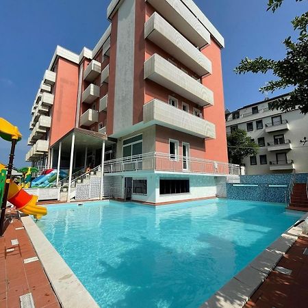 Hotel Delfino Милано Мартима Екстериор снимка