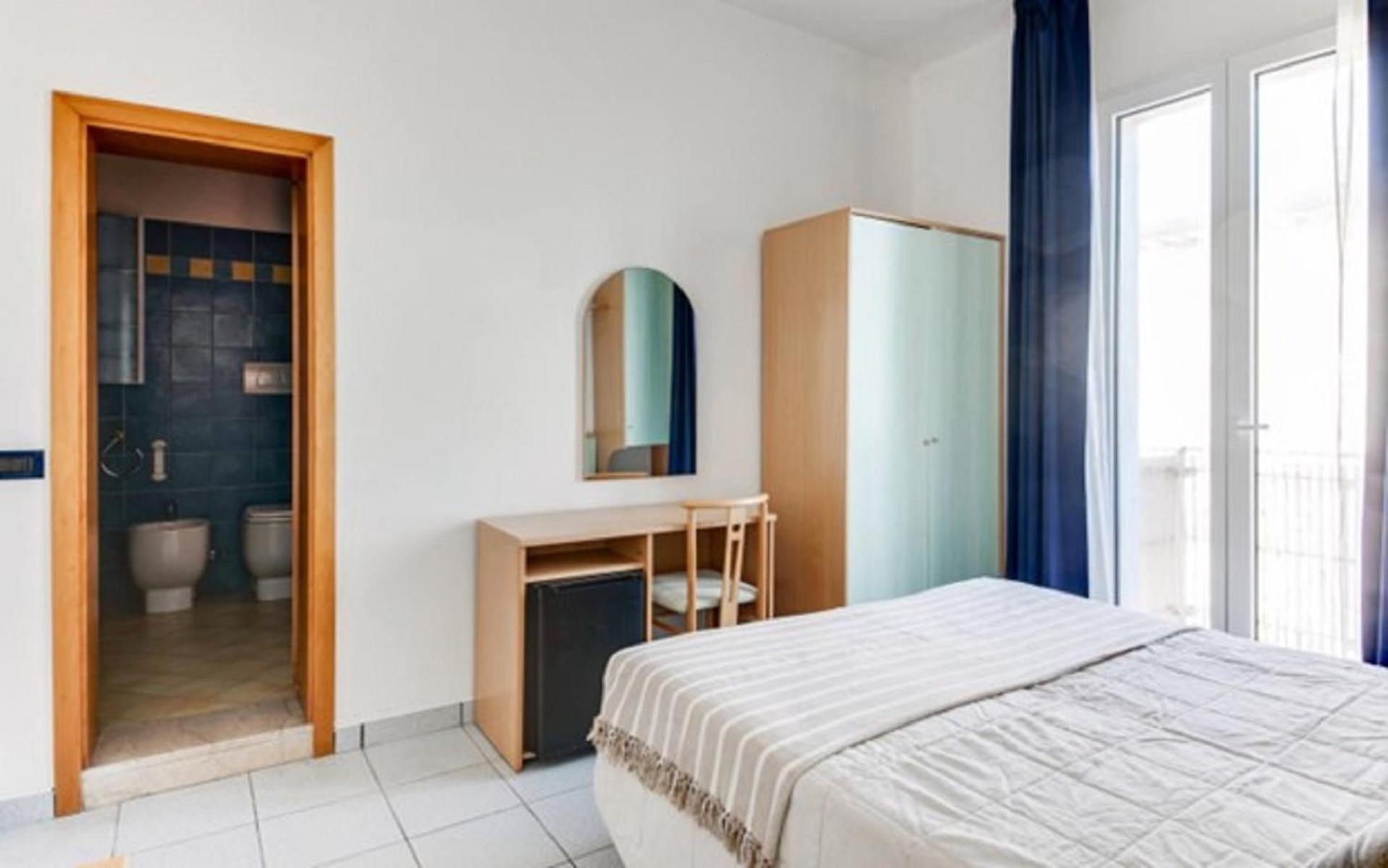 Hotel Delfino Милано Мартима Екстериор снимка