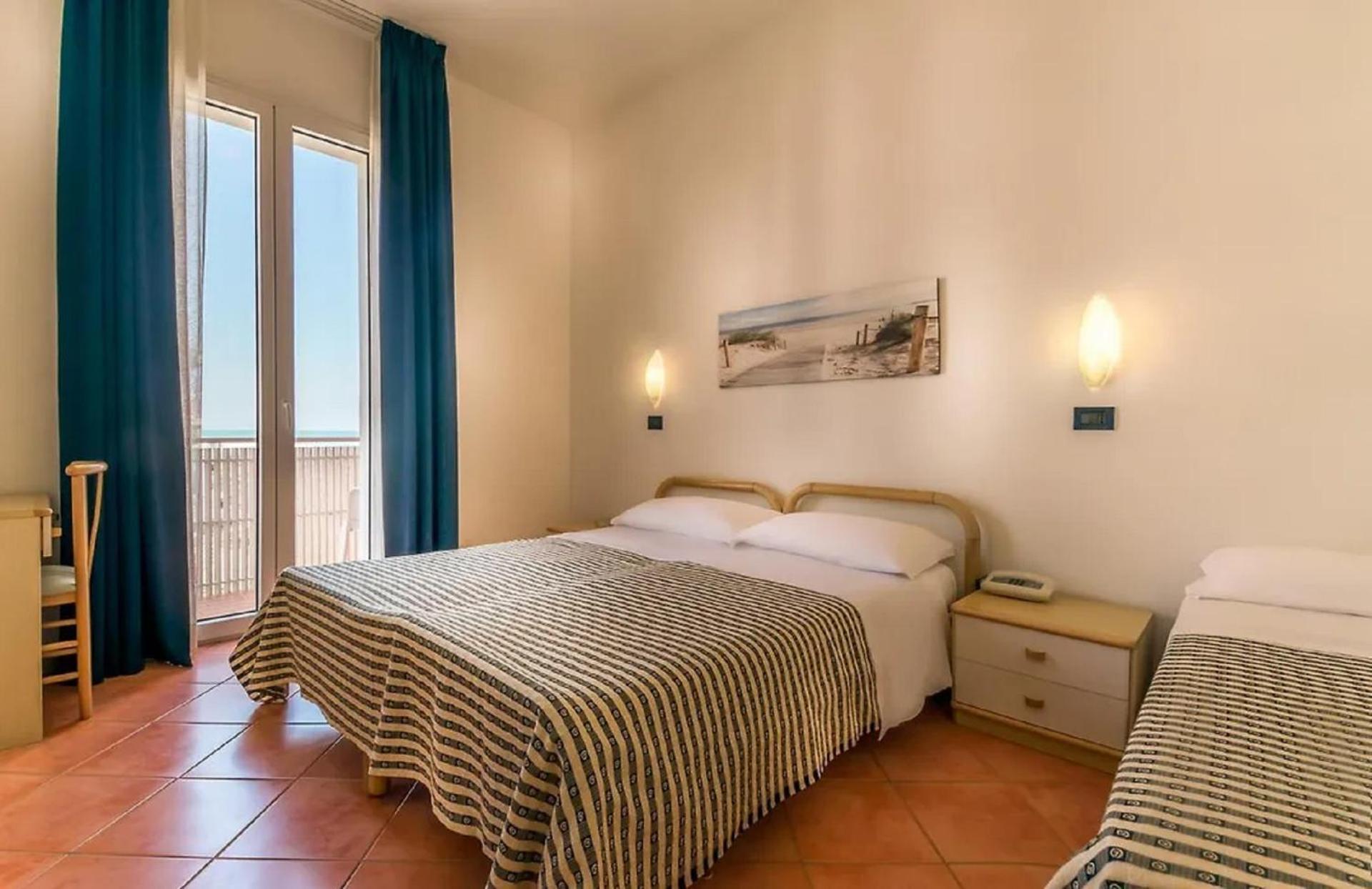 Hotel Delfino Милано Мартима Екстериор снимка