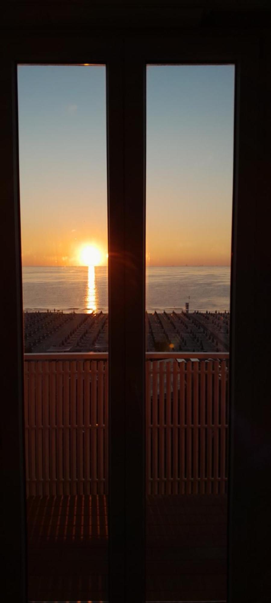 Hotel Delfino Милано Мартима Екстериор снимка