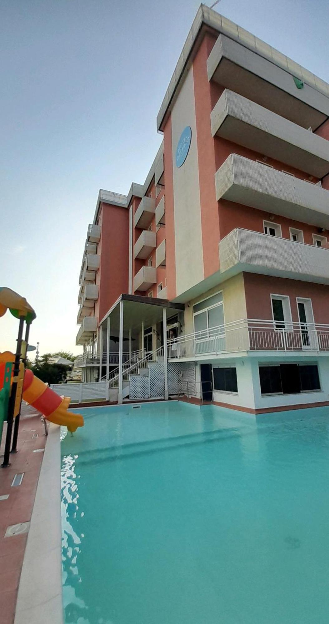 Hotel Delfino Милано Мартима Екстериор снимка