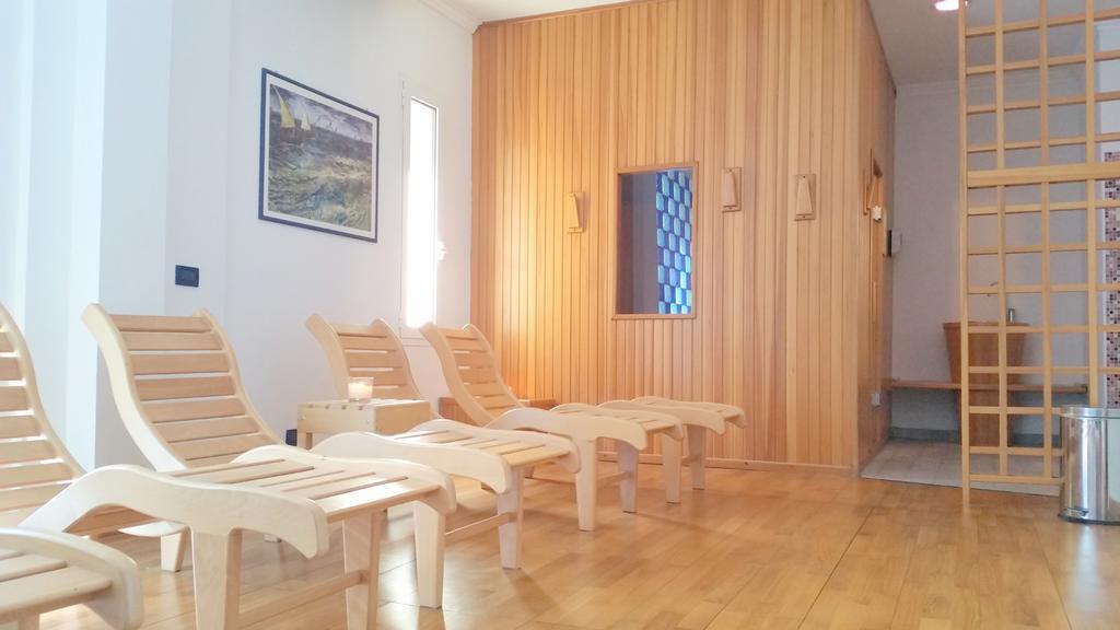 Hotel Delfino Милано Мартима Екстериор снимка