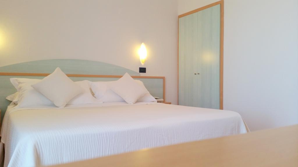 Hotel Delfino Милано Мартима Екстериор снимка
