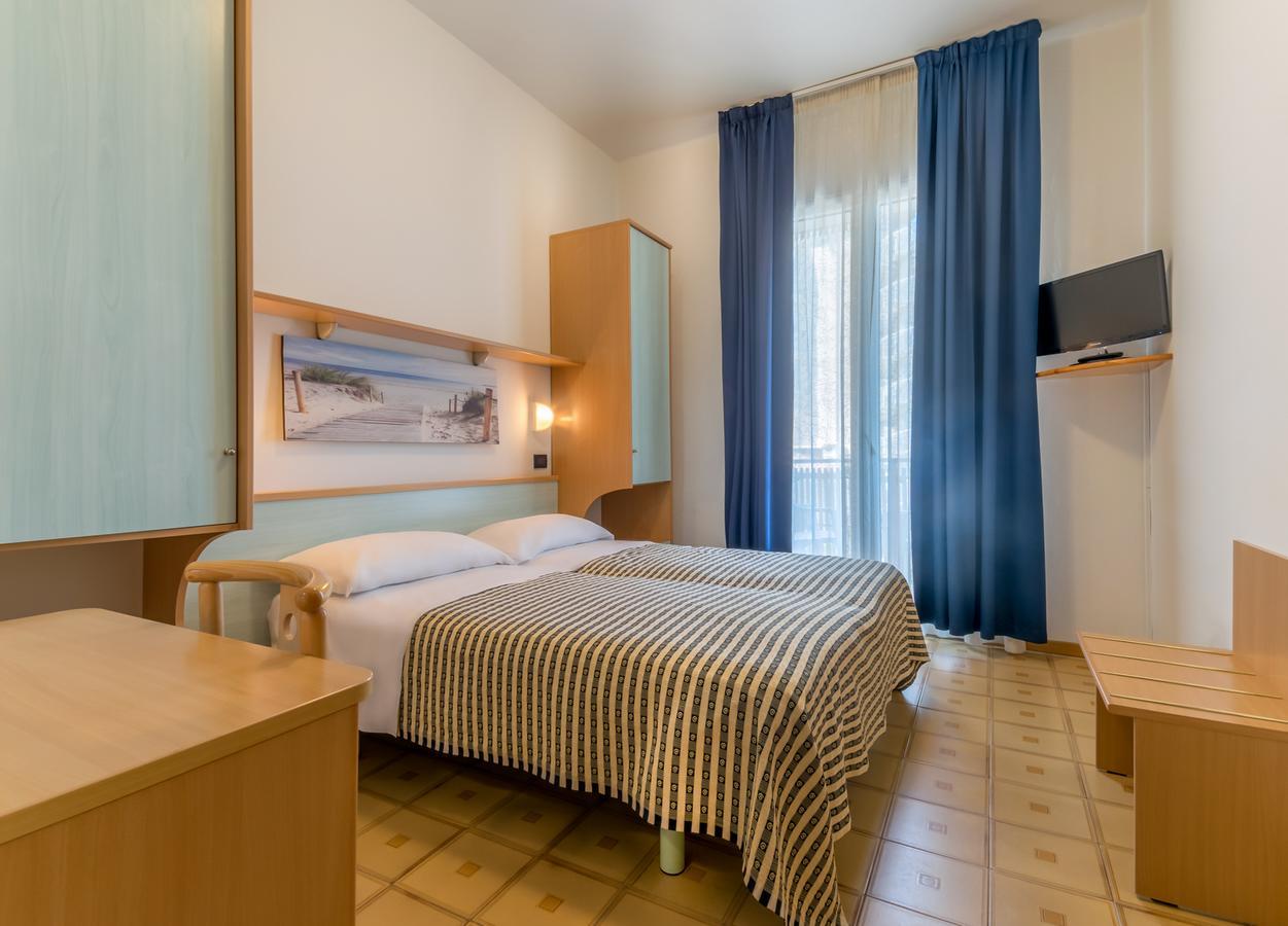 Hotel Delfino Милано Мартима Екстериор снимка