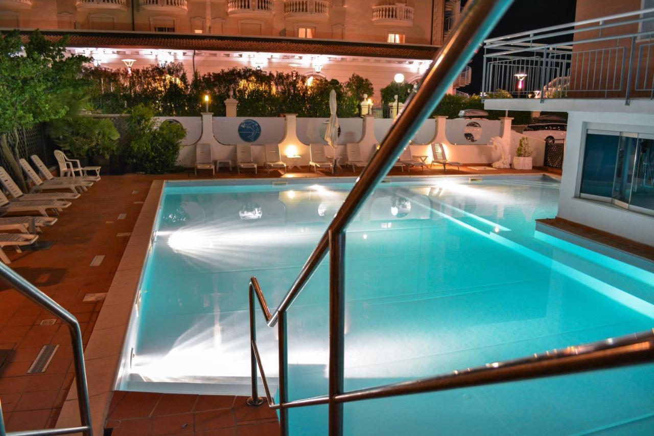 Hotel Delfino Милано Мартима Екстериор снимка